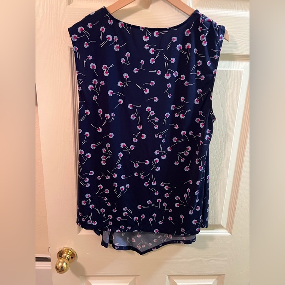 Cute blouse - Picture 2 of 2